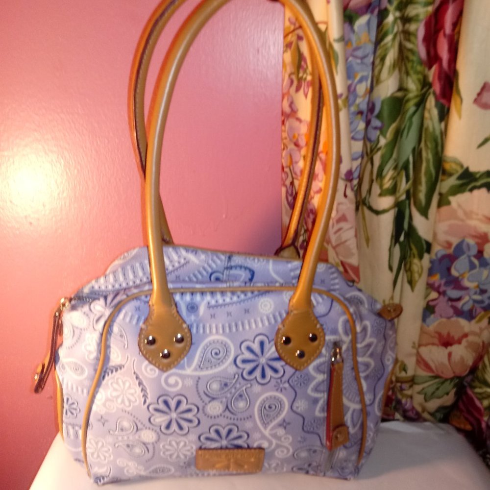 ISAAC MIZRAHI BLUE PAISLEY FAUX LEATHER HANDBAG WITH ZIPPERED POCKETS